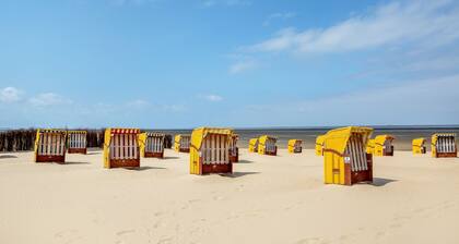 Holiday Home 'Altes Fischerhaus Döse' with Private Garden and Wi-Fi