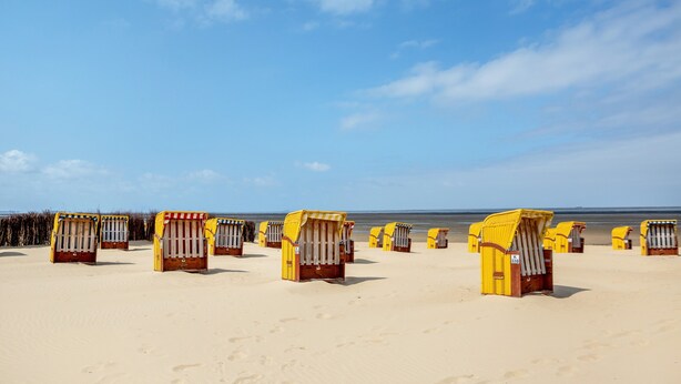 Beach huts with a view of the sea. - Holiday Home 'Altes Fischerhaus Döse' with Private Garden and Wi-Fi (Cuxhaven)