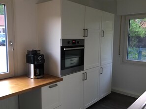 Private kitchen - "Bibernest" Vacation Home with a Private Terrace, Shared Garden, and Wi-Fi (Münsingen)