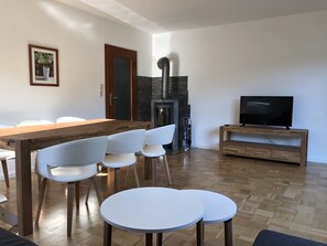 Dining - "Bibernest" Vacation Home with a Private Terrace, Shared Garden, and Wi-Fi (Münsingen)