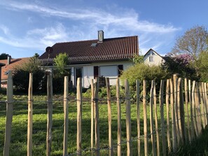 Property grounds - "Bibernest" Vacation Home with a Private Terrace, Shared Garden, and Wi-Fi (Münsingen)
