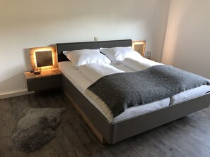 Room - "Bibernest" Vacation Home with a Private Terrace, Shared Garden, and Wi-Fi (Münsingen)