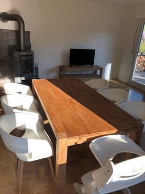 Dining - "Bibernest" Vacation Home with a Private Terrace, Shared Garden, and Wi-Fi (Münsingen)
