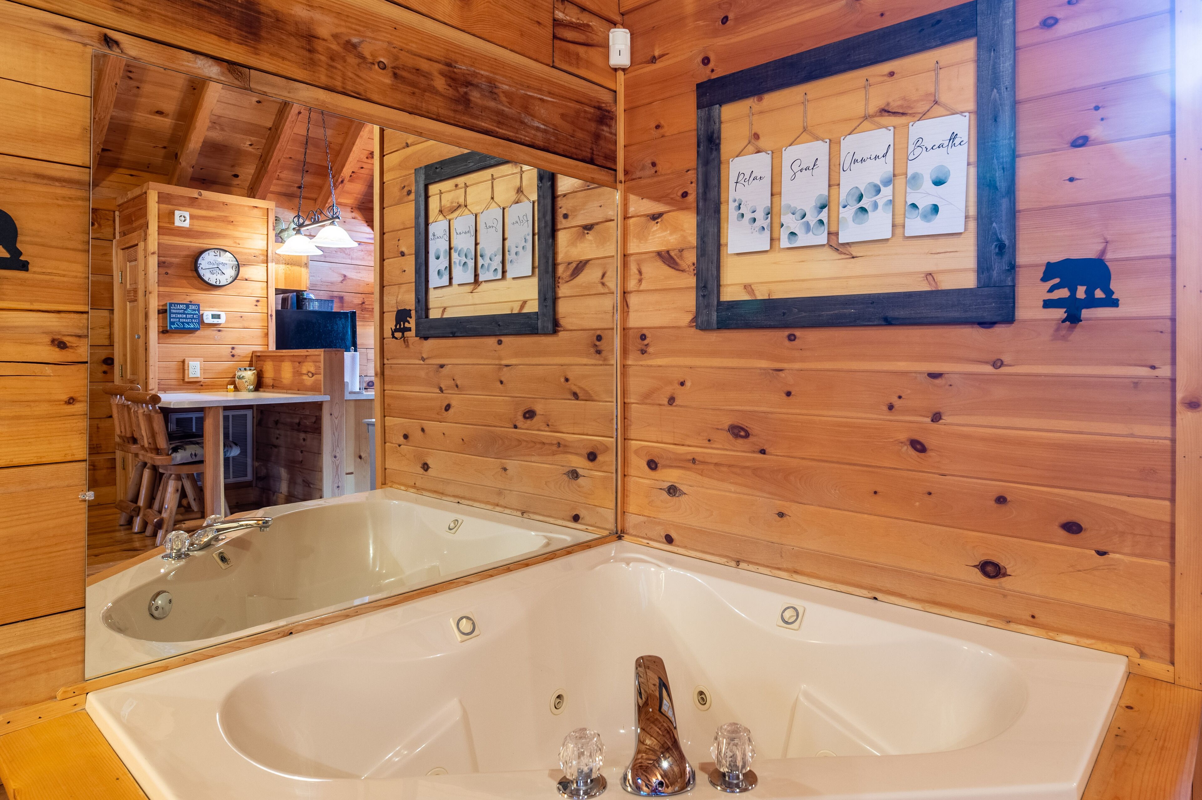 Gatlinburg Cabin! Awesome Couples Getaway! King Bed! Hot Tub! Fireplace! Grill! 