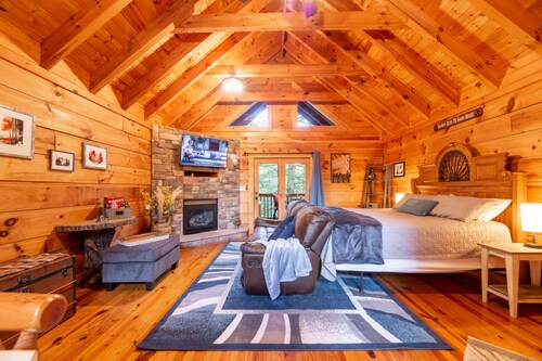 Cozy Gatlinburg Cabin • King Bed • Pool • Private Hot Tub • Grill