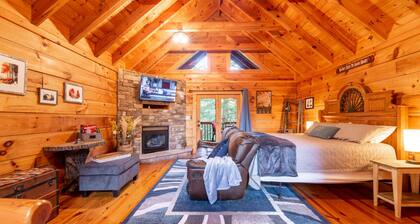 Cozy Gatlinburg Cabin • King Bed • Pool • Private Hot Tub • Grill