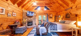Cozy Gatlinburg Cabin • King Bed • Pool • Private Hot Tub • Grill