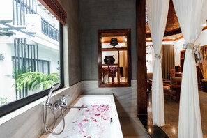 Landmark Room | Bathroom | Free toiletries, hair dryer, bathrobes, slippers