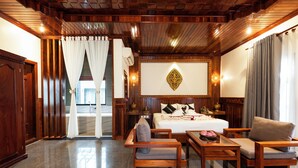 Une pièce spacieuse avec un grand lit, des meubles en bois et un élément décoratif mural.