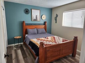 3 bedrooms, iron/ironing board, WiFi, bed sheets - Western Circle (Aztec)