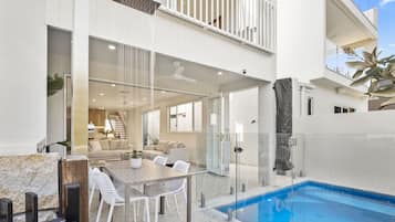 Een buitenzwembad en een verwarmd zwembad