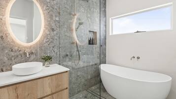 Haartrockner, Handtücher, Seife, Shampoo