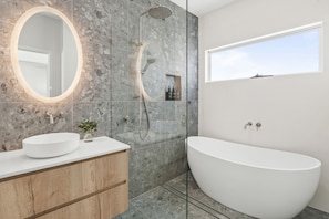 Hair dryer, towels, soap, shampoo - Heated Pool Oceanfront Luxe Family Oasis 4Br Pets (Marcoola)