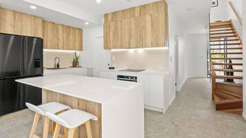 Een koelkast, een microgolfoven, een oven, een kookplaat