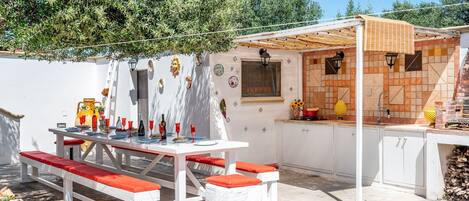 تناول الطعام بالخارج