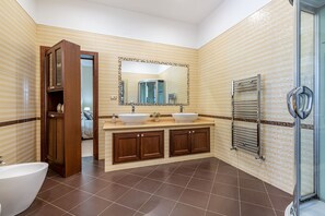 Shower, hair dryer, bidet, towels - Villa Simone Vacation Villa With Garden, Sava, Italy (Sava)