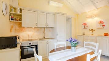 Réfrigérateur, micro-ondes, batterie de cuisine, vaisselle et ustensiles