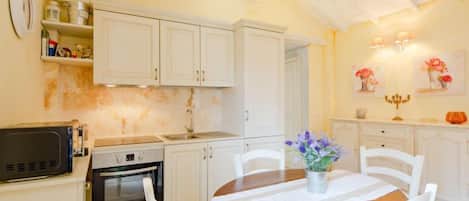 Frigorífico, microondas y utensilios de cocina