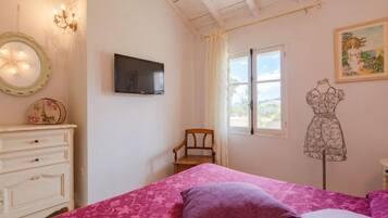 1 bedroom, desk, Internet