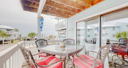 Calming water view condo with full kitchen, balcony, pool, & TV - close to park