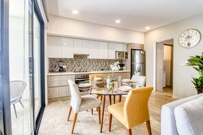 Refrigerador, microondas, horno y parrilla de estufa