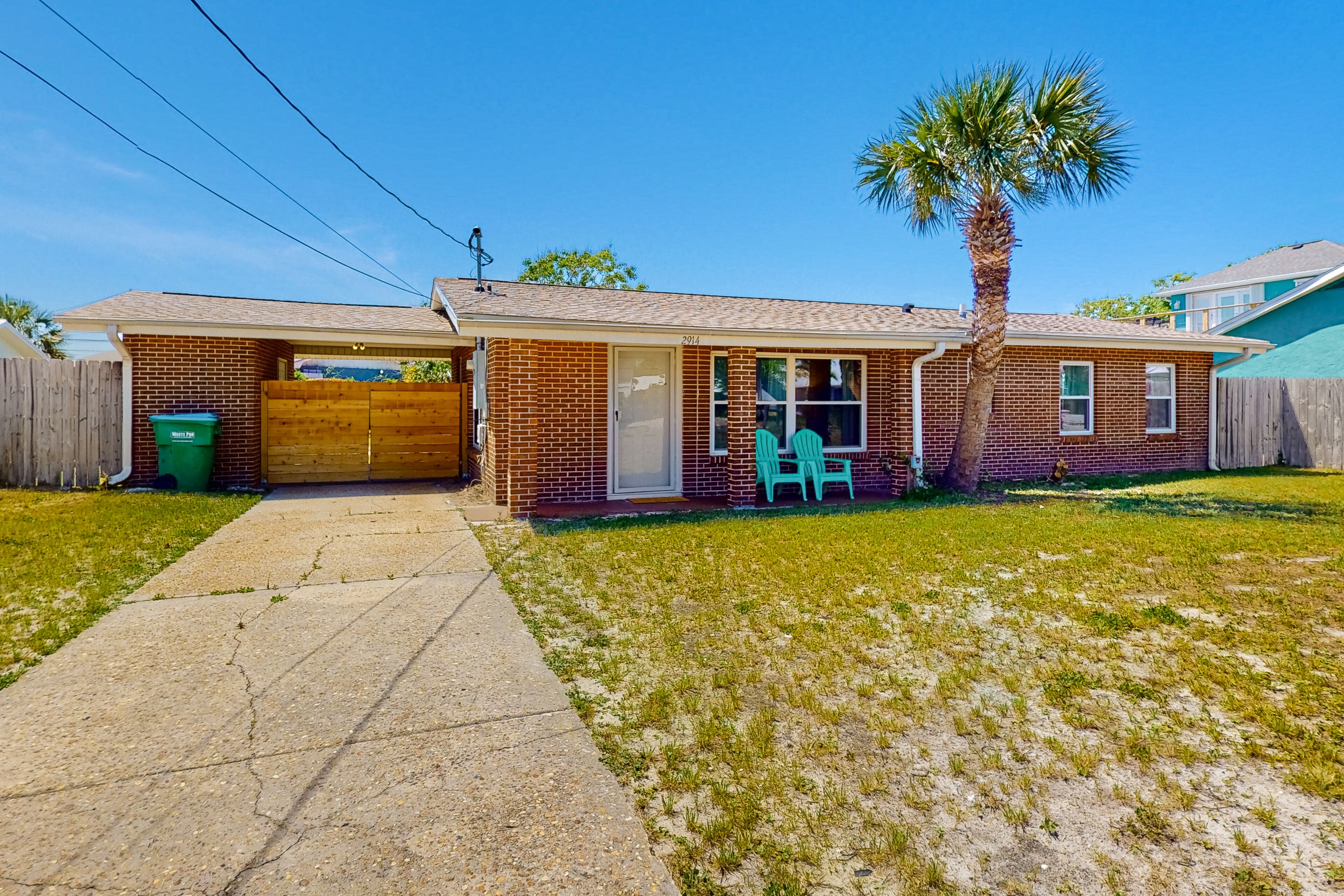 Quiet and relaxing home with full kitchen, patio, Pack-N-Play, & beach access