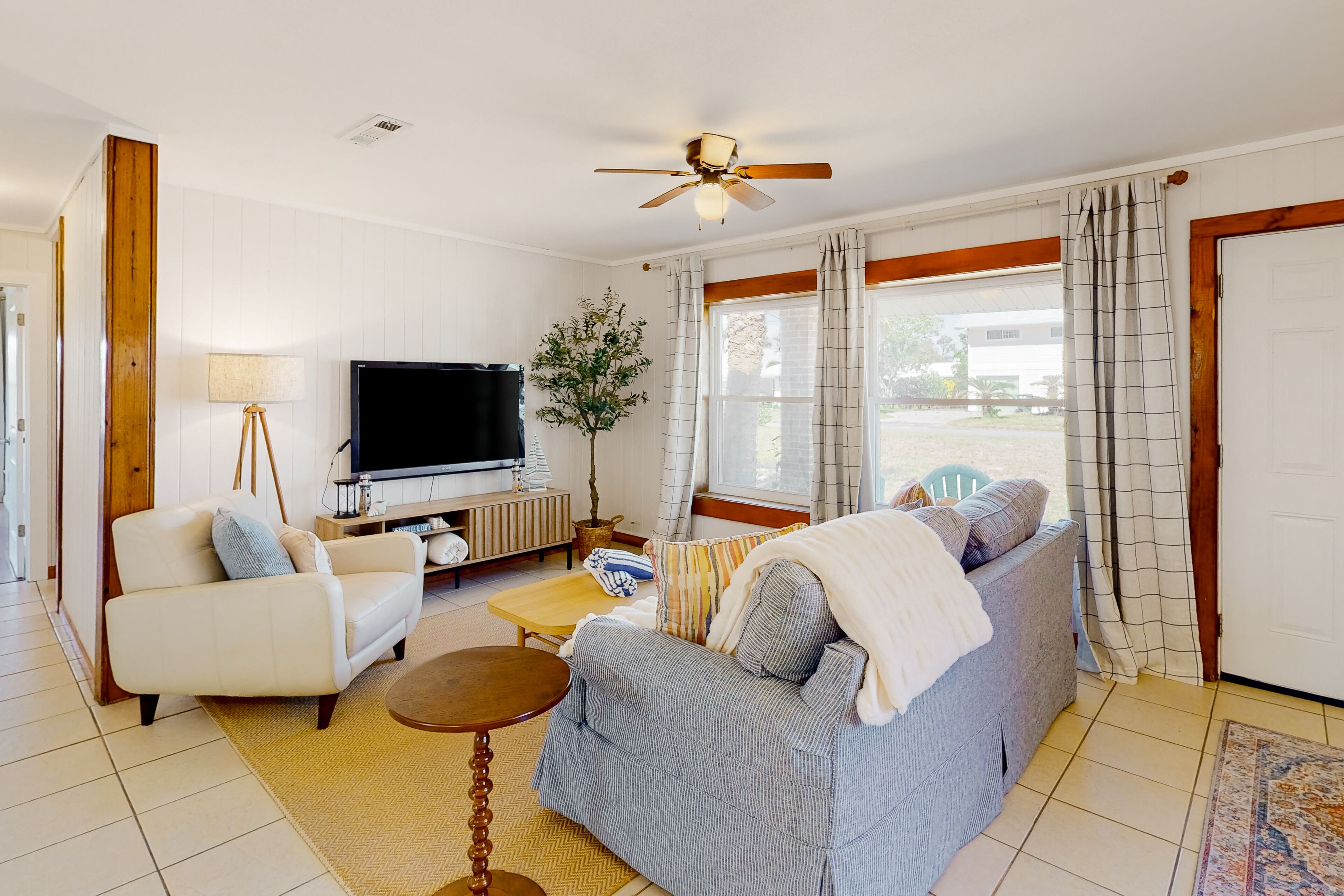 Quiet and relaxing home with full kitchen, patio, Pack-N-Play, & beach access