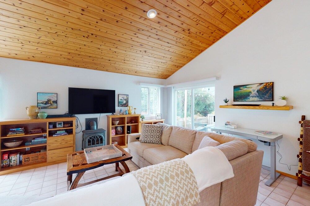 Ocean view home with private hot tub, firepit & fireplace - walk to river/trail