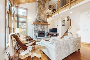 TV, fireplace - Stratton TreeTop condo with private hot tub, fireplace, decks & mountain view (Stratton)