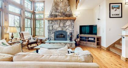 Stratton TreeTop condo with private hot tub, fireplace, decks & mountain view