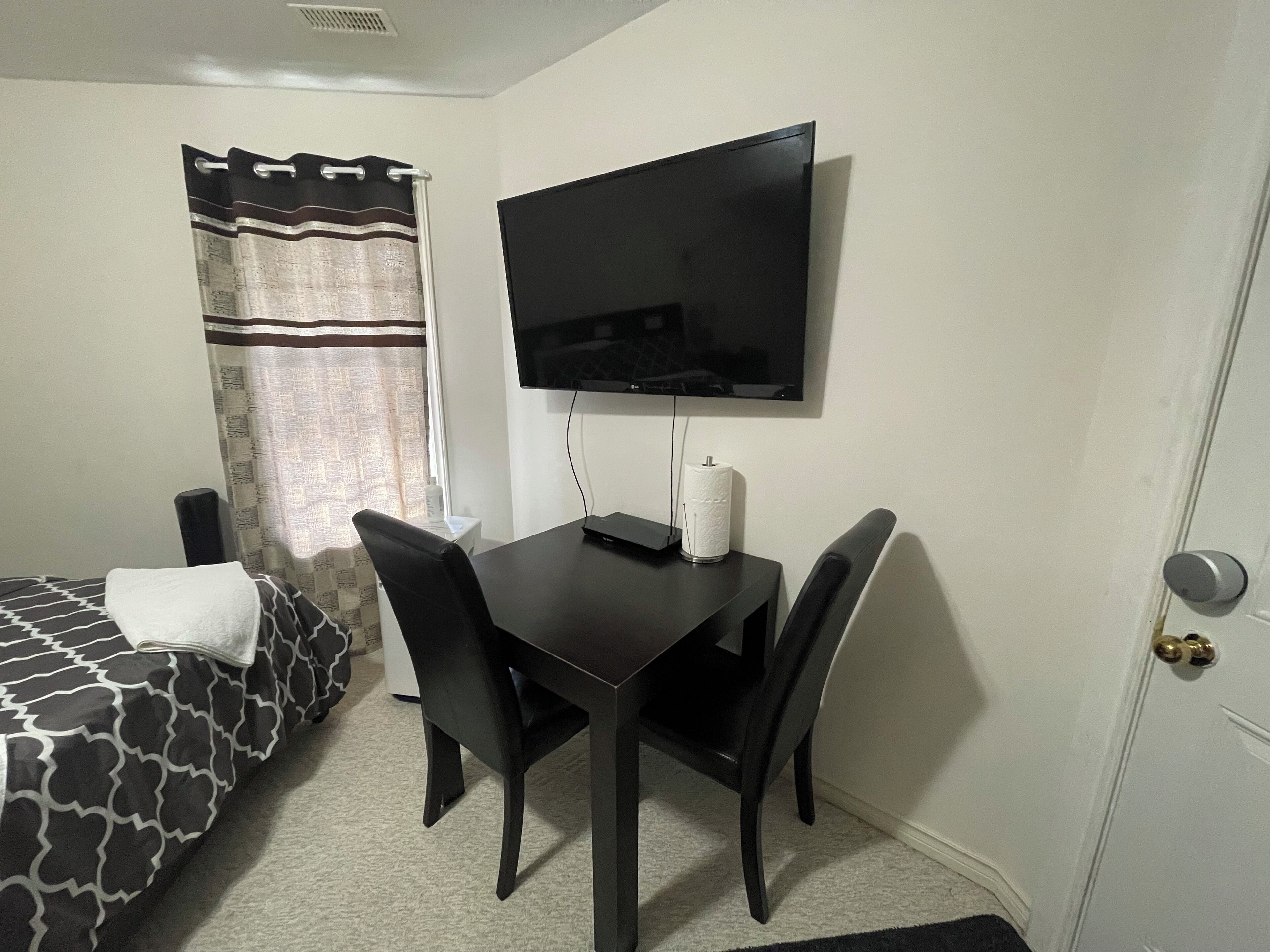 Walk to beach, shopping. Private room with bathroom, close to shopping, hiking