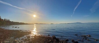 Walk to beach, shopping. Private room with bathroom, close to shopping, hiking