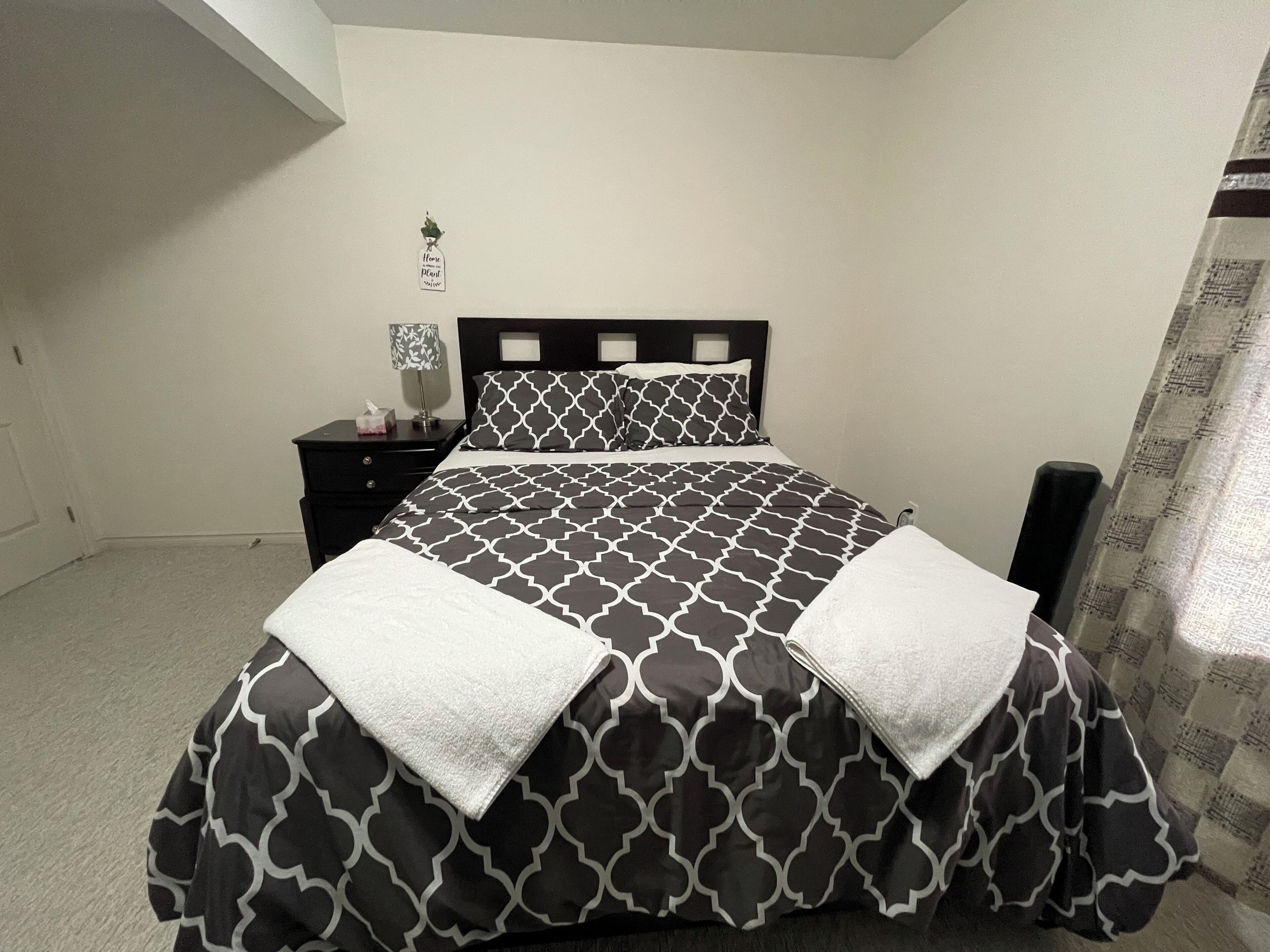 Walk to beach, shopping. Private room with bathroom, close to shopping, hiking