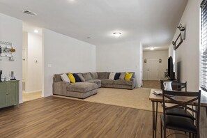 Smart TV - Comfy 3BR Home in Jarrell (Jarrell)