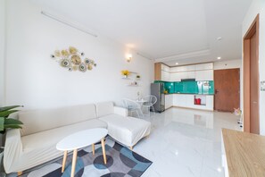 Living area - Lovely 3 bedrooms with 2 balconies, center of city, 5min to the beach (Thành phố Phan Rang - Tháp Chàm)