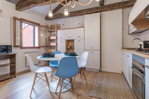 Zimmer | Eigene Küche | Kühlschrank, Mikrowelle, Espressomaschine, Kochgeschirr/Geschirr/Besteck