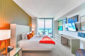 2 bedrooms, desk, iron/ironing board, WiFi - Paradise with a View | Beachfront + Rooftop Pool (Hollywood)