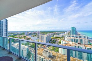 Property grounds - Paradise with a View | Beachfront + Rooftop Pool (Hollywood)