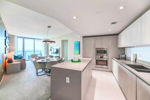 Fridge, microwave, oven, stovetop - Paradise with a View | Beachfront + Rooftop Pool (Hollywood)