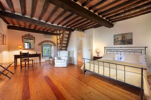 5 Schlafzimmer, Bügeleisen/Bügelbrett, WLAN