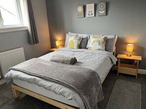 3 habitaciones, escritorio y tabla de planchar con plancha