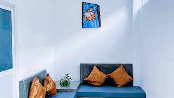 Deluxe Apartment | Living area | 32-inch flat-screen TV with cable channels, TV