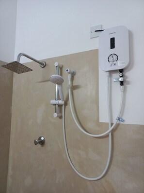 Deluxe-Apartment | Badezimmer | Dusche, Regendusche, kostenlose Toilettenartikel, Haartrockner
