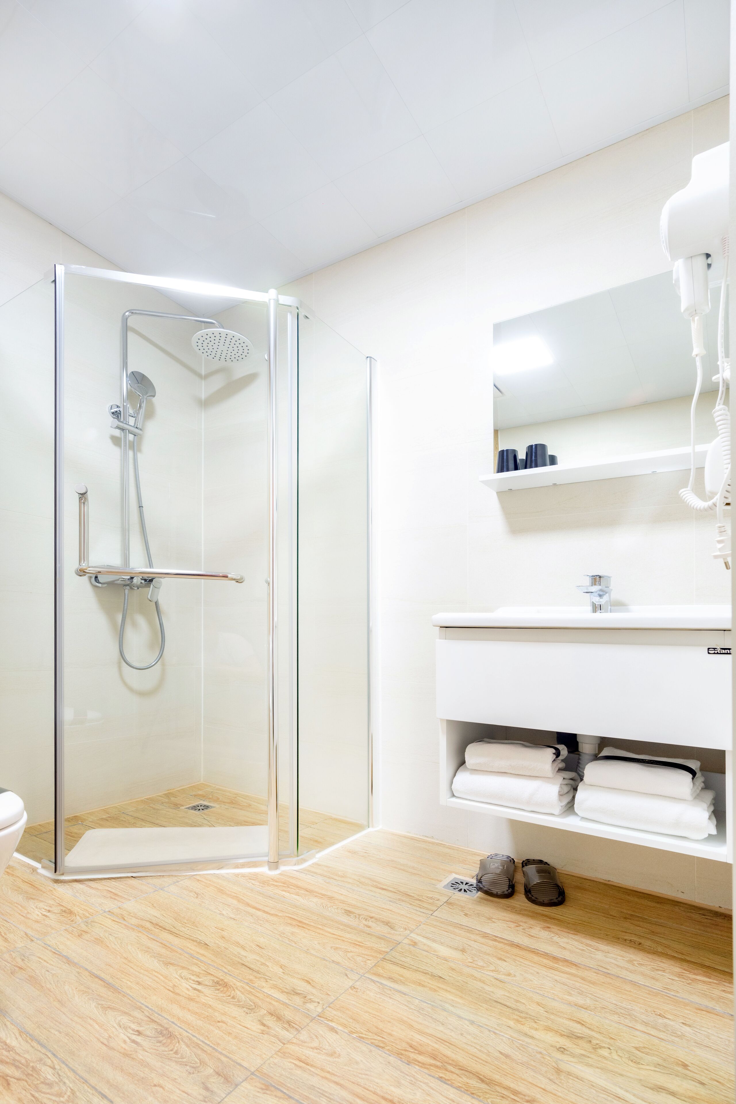Habitación Deluxe doble, 1 cama de matrimonio grande | Baño | Artículos de higiene personal gratuitos, secador de pelo y albornoces