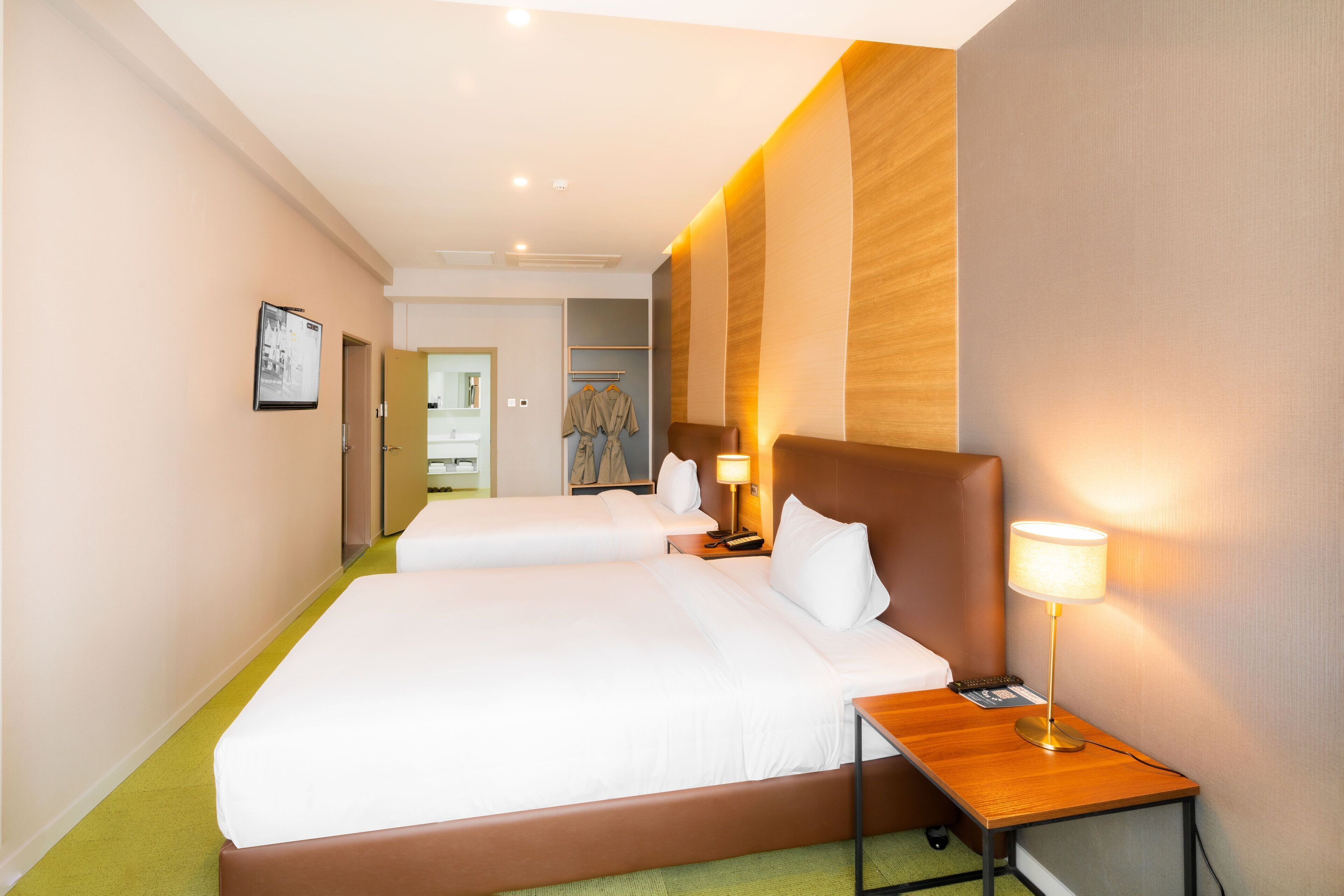 Edredón, minibar, decoración personalizada y muebles diferentes 