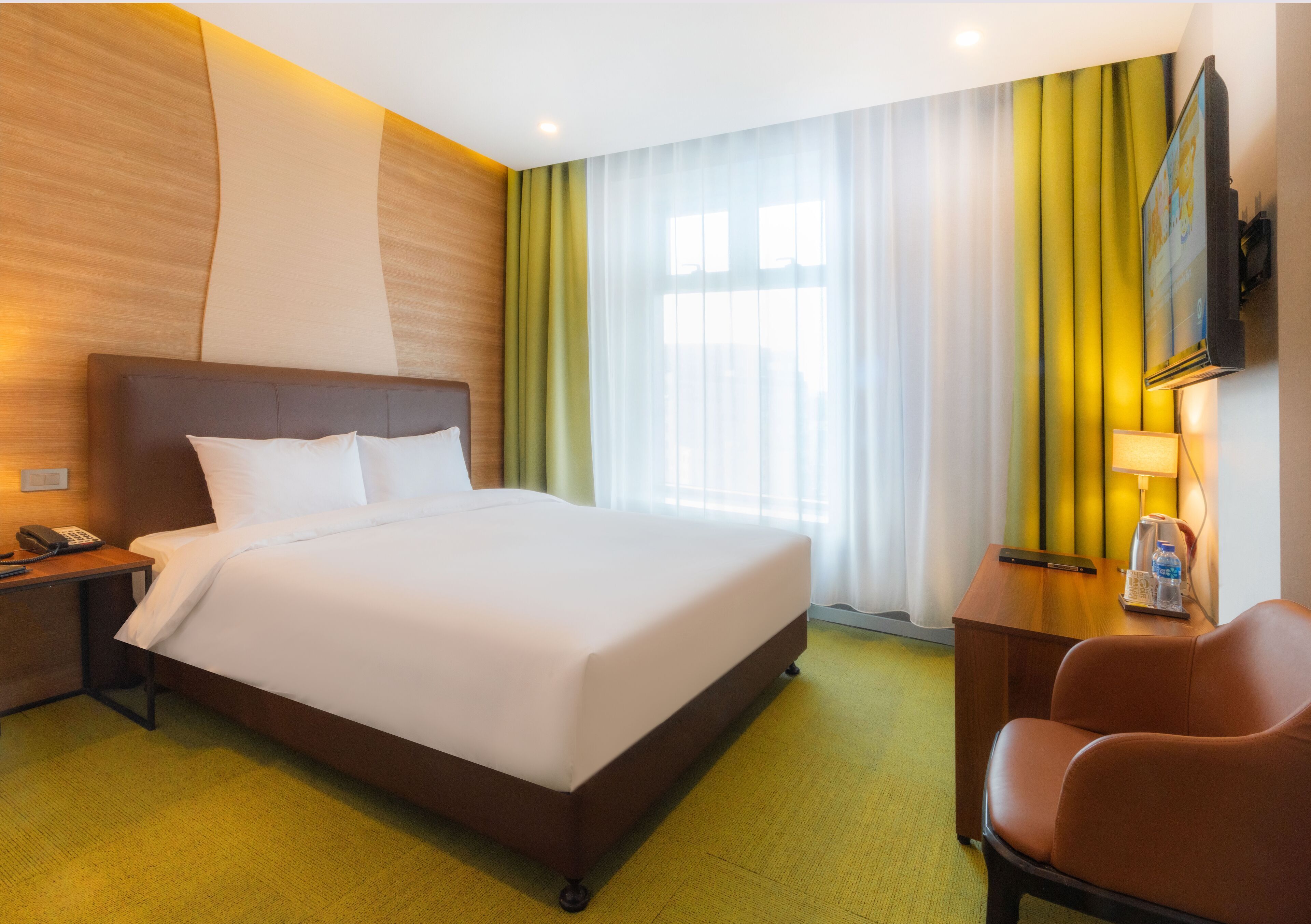 Edredón, minibar, decoración personalizada y muebles diferentes 