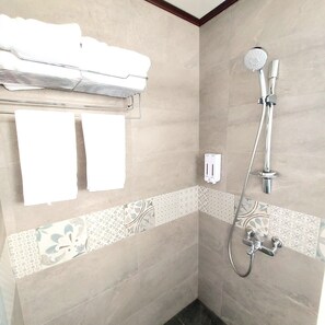 City villa, 4 slaapkamers, uitzicht op binnenplaats | Badkamer | Een douche, een regendouche, een haardroger, pantoffels