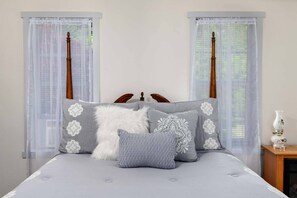 4 bedrooms, iron/ironing board, WiFi