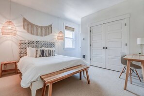 3 chambres, matelas mémoire de forme, bureau, fer et planche à repasser