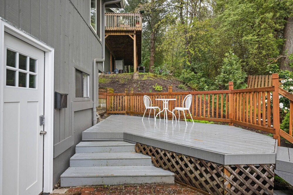 Delightful Central & Quiet SW Portland Location, Outdoor Patio w/ View, 7 Miles to Downtown Portland